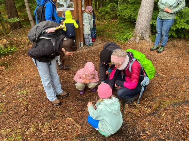 Familiengruppe auf Schatzsuche